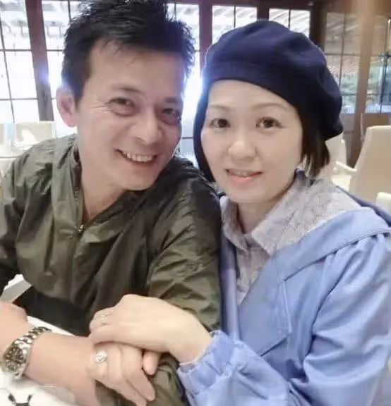 58歲黃日華一家近照!「為救妻子耗盡家產」結婚31年恩愛如初,29歲女兒美麗動人