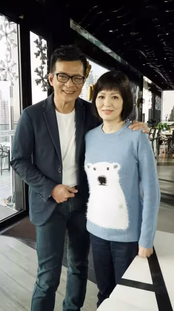 58歲黃日華一家近照!「為救妻子耗盡家產」結婚31年恩愛如初,29歲女兒美麗動人