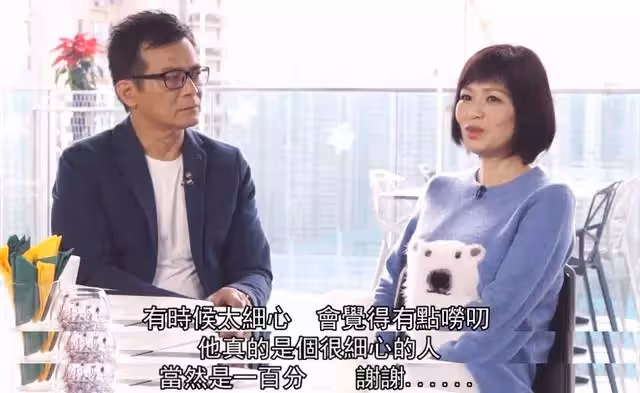 58歲黃日華一家近照!「為救妻子耗盡家產」結婚31年恩愛如初,29歲女兒美麗動人