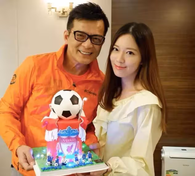 58歲黃日華一家近照!「為救妻子耗盡家產」結婚31年恩愛如初,29歲女兒美麗動人