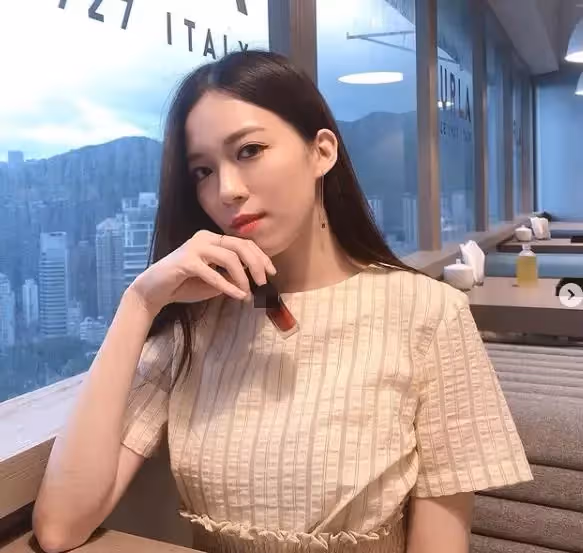 58歲黃日華一家近照!「為救妻子耗盡家產」結婚31年恩愛如初,29歲女兒美麗動人