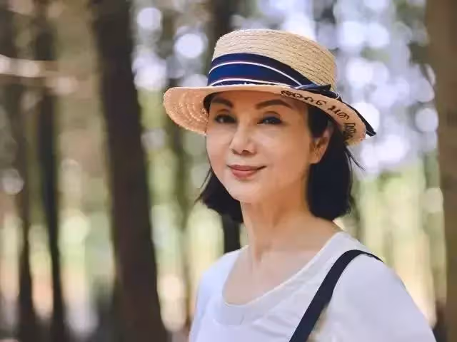 「林青霞偶像」相夫教子多年被拋棄!63歲謝玲玲「把自己活成豪門」叮囑女兒:女人靠自己才有底氣