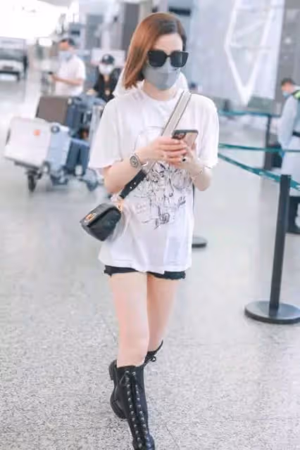 佘詩曼雖然是阿姨輩了,機場還凹「下衣失蹤」秀腿,網:臉像50歲腿像20歲