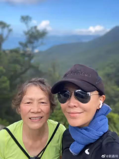 54歲劉嘉玲「頂著素顏晨跑」被笑「簡直像大媽」她樂喊「女人別害怕歲月」皺紋都是故事感歎:我就要自然老去