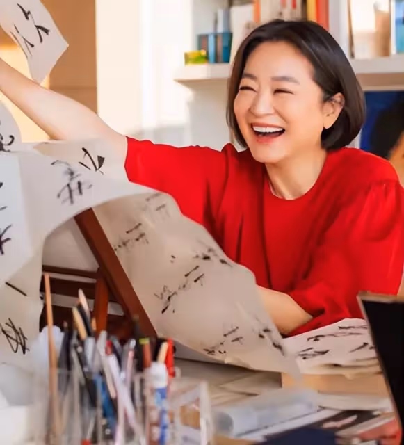 林青霞住6億豪宅陪孫女打麻將，丈夫邢李㷧助陣，開玩笑稱「壓力比談生意還大」，息影后過得幸福