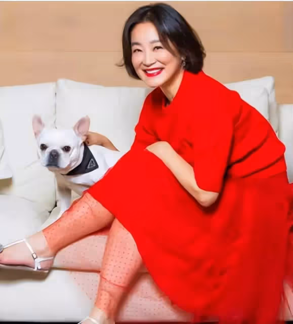林青霞住6億豪宅陪孫女打麻將，丈夫邢李㷧助陣，開玩笑稱「壓力比談生意還大」，息影后過得幸福
