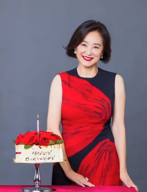 林青霞住6億豪宅陪孫女打麻將,丈夫邢李㷧助陣,開玩笑稱「壓力比談生意還大」,息影后過得幸福