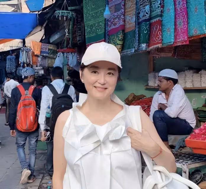 林青霞住6億豪宅陪孫女打麻將,丈夫邢李㷧助陣,開玩笑稱「壓力比談生意還大」,息影后過得幸福