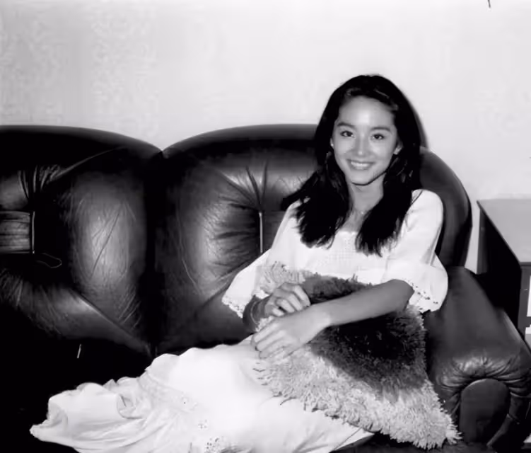林青霞住6億豪宅陪孫女打麻將,丈夫邢李㷧助陣,開玩笑稱「壓力比談生意還大」,息影后過得幸福
