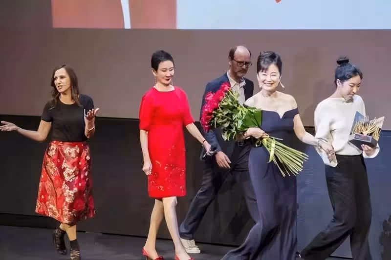 林青霞罕見帶女兒亮相,盤髮優雅高貴,女兒五官平淡太像爸爸