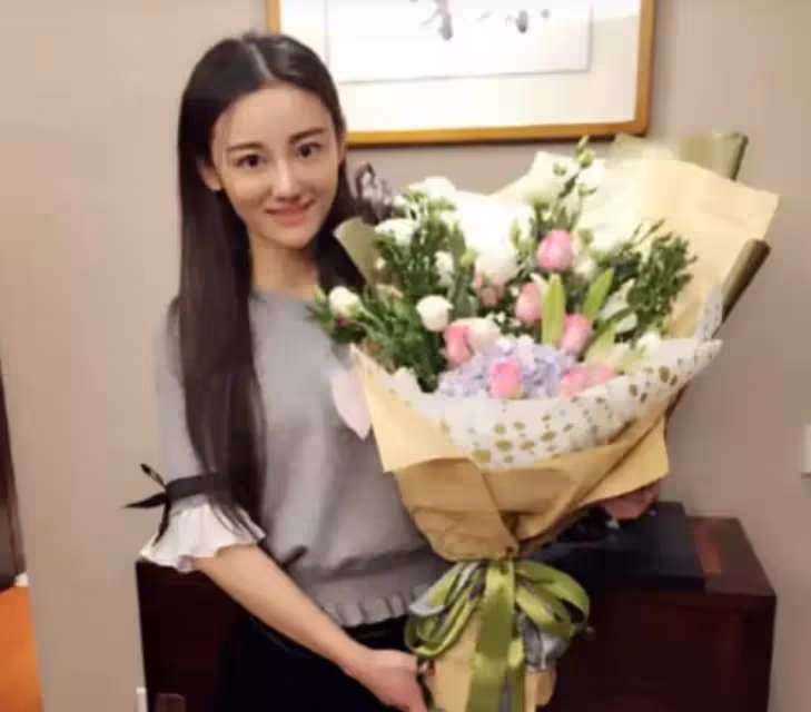 她一人養全家8口!她18歲輟學演戲「替父母還債」幫弟弟買房 患癌後卻「無人照顧」26歲香消玉損