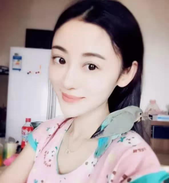 她一人養全家8口!她18歲輟學演戲「替父母還債」幫弟弟買房 患癌後卻「無人照顧」26歲香消玉損