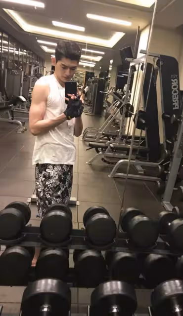 被張翰迷住了!穿衣顯瘦脫衣顯肉的身材,叫我如何不愛你