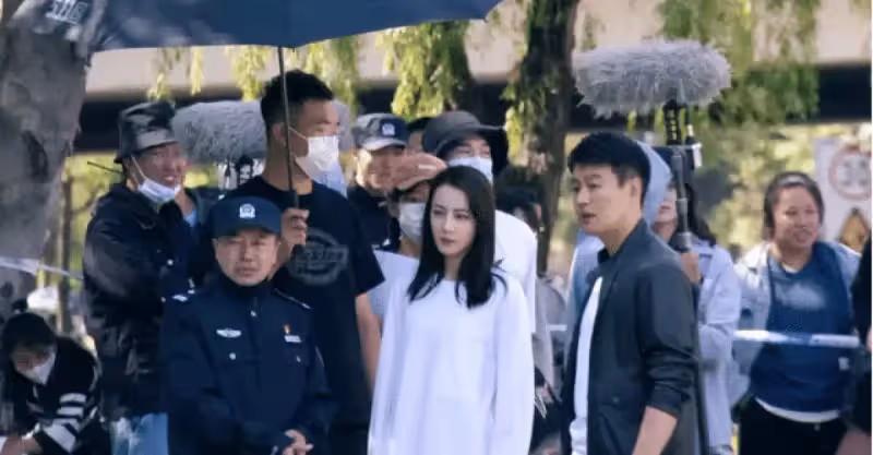 《公訴精英》拍攝中，迪麗熱巴又被偶遇