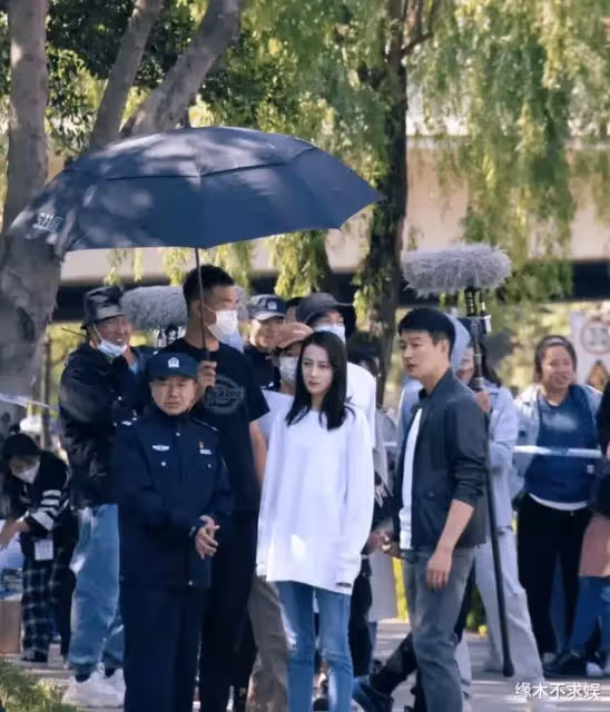 《公訴精英》拍攝中,迪麗熱巴又被偶遇