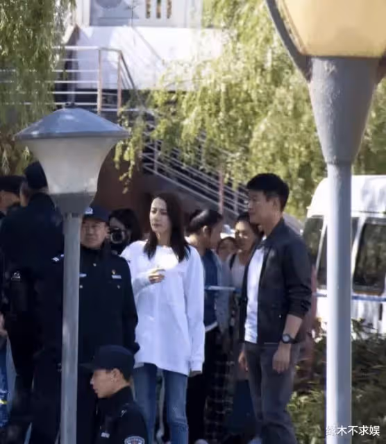 《公訴精英》拍攝中,迪麗熱巴又被偶遇