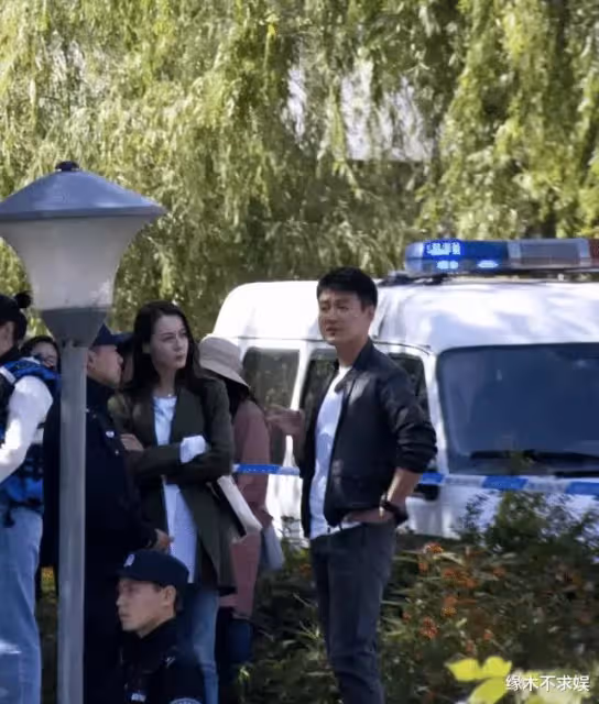 《公訴精英》拍攝中,迪麗熱巴又被偶遇