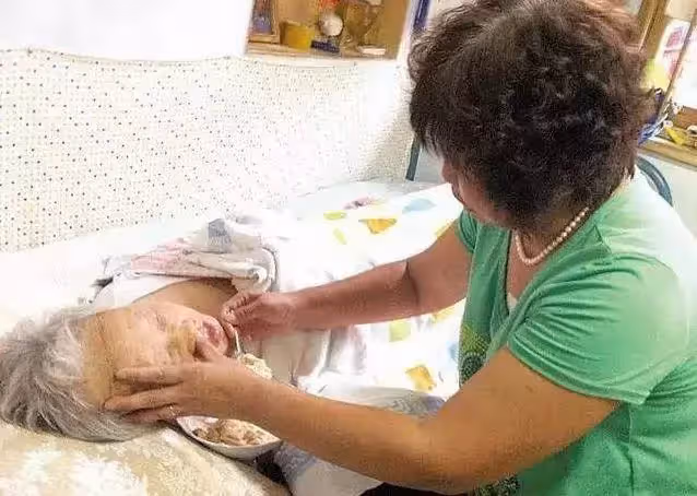 婆婆臥病在床三年,大女兒每月定期匯錢,卻從不登門,母親病逝前氣喊「不孝女」三年後真相曝光,全家傻住