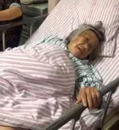 婆婆臥病在床三年,大女兒每月定期匯錢,卻從不登門,母親病逝前氣喊「不孝女」三年後真相曝光,全家傻住