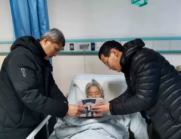 婆婆臥病在床三年,大女兒每月定期匯錢,卻從不登門,母親病逝前氣喊「不孝女」三年後真相曝光,全家傻住
