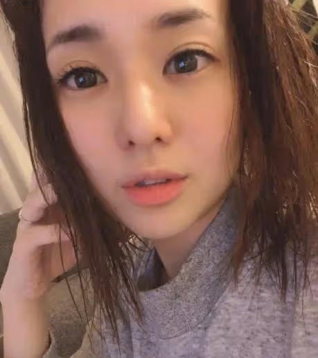 蒼井空罕見曬全家福,一家四口亮相慶生,38歲狀態回春精神好