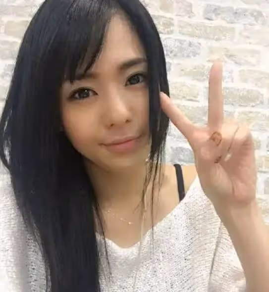 蒼井空罕見曬全家福,一家四口亮相慶生,38歲狀態回春精神好