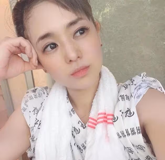 蒼井空罕見曬全家福,一家四口亮相慶生,38歲狀態回春精神好