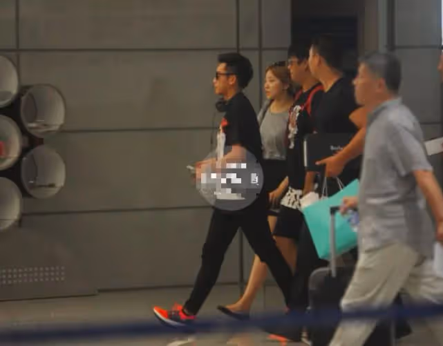 鄭愷助理有些過於殷勤了，陪著釣魚還主動陪著健身，苗苗心是真大