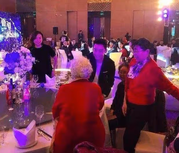 鄭愷助理有些過於殷勤了,陪著釣魚還主動陪著健身,苗苗心是真大