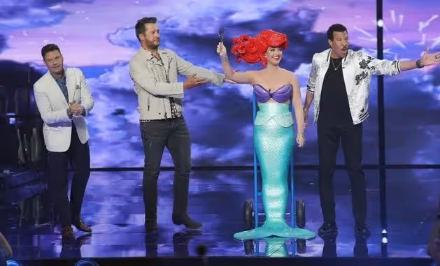 凱蒂佩瑞扮美人魚　坐不穩魚尾朝天嚇壞全場