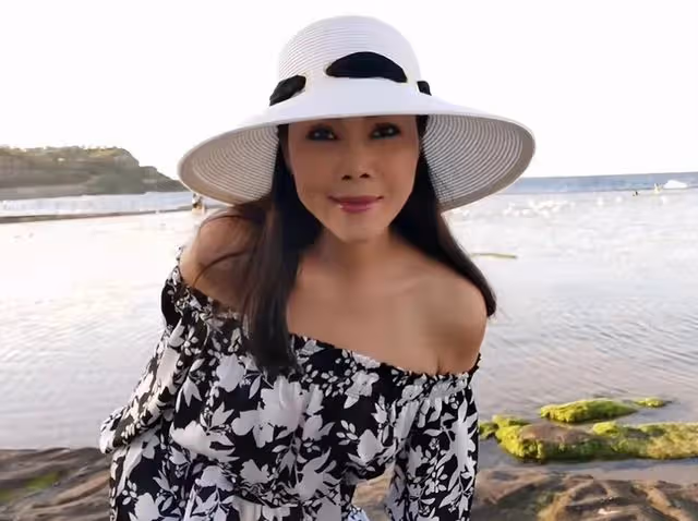 56歲田震暴瘦快認不出，餐廳吃飯身上耳環3000，在國外開百萬豪車