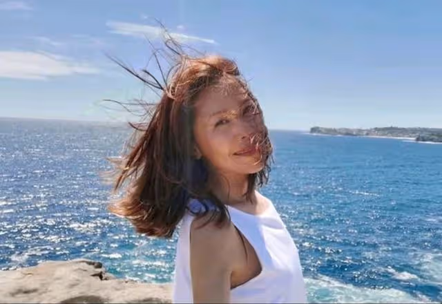 56歲田震暴瘦快認不出，餐廳吃飯身上耳環3000，在國外開百萬豪車