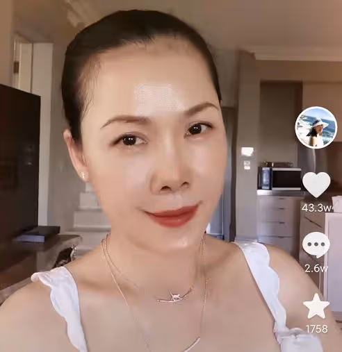 56歲田震暴瘦快認不出,餐廳吃飯身上耳環3000,在國外開百萬豪車