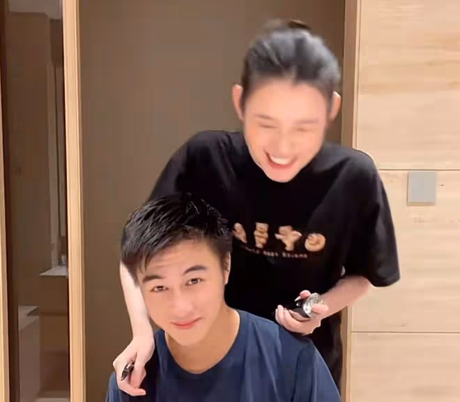 奚夢瑤在家幫老公剃頭,肚子凸凸疑懷三胎,身後千萬豪宅內景曝光