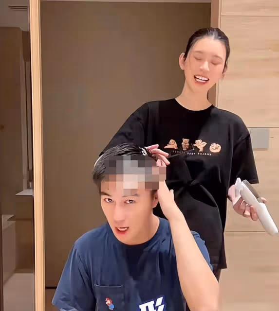 奚夢瑤在家幫老公剃頭,肚子凸凸疑懷三胎,身後千萬豪宅內景曝光