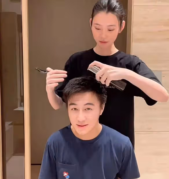 奚夢瑤在家幫老公剃頭,肚子凸凸疑懷三胎,身後千萬豪宅內景曝光