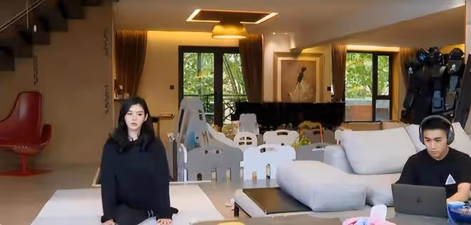 奚夢瑤在家幫老公剃頭,肚子凸凸疑懷三胎,身後千萬豪宅內景曝光