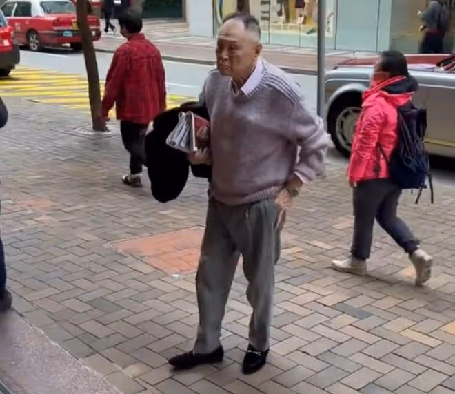 富豪趙世曾再當爺爺,與孫子合影精神好,86歲仍未婚,女友換不停