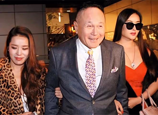 富豪趙世曾再當爺爺,與孫子合影精神好,86歲仍未婚,女友換不停