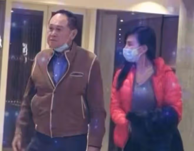 富豪趙世曾再當爺爺,與孫子合影精神好,86歲仍未婚,女友換不停
