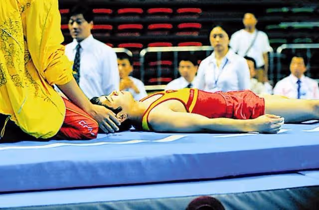 她是體操天才，身家過億，卻因為意外癱瘓20年，如今依舊很年輕