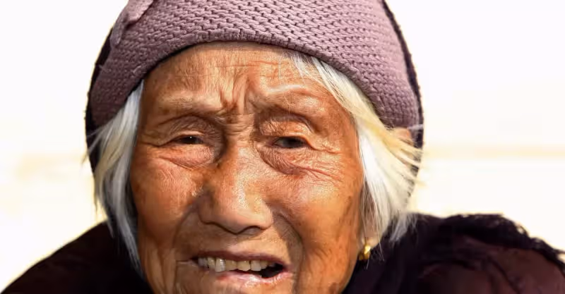 這是一個真實的故事：三套房子老太太都給了兒子，老太太生病肯求女兒照顧，女兒這樣說