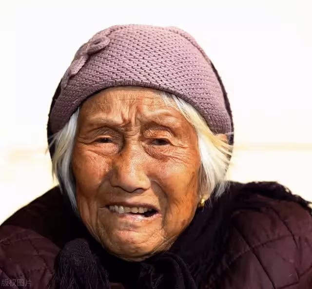 這是一個真實的故事:三套房子老太太都給了兒子,老太太生病肯求女兒照顧,女兒這樣說