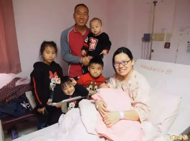 大學上課為他挺孕肚！南投人妻「8年連生5胎」專心做主婦，老公「月薪3萬」也堅持要生：每個寶寶都是上天眷顧