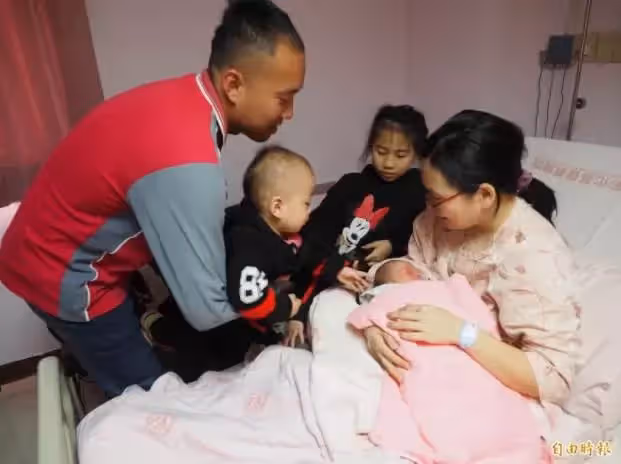大學上課為他挺孕肚！南投人妻「8年連生5胎」專心做主婦，老公「月薪3萬」也堅持要生：每個寶寶都是上天眷顧