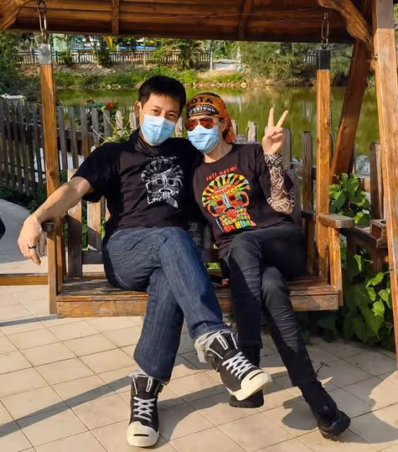 呂頌賢夫婦騎摩托到農村玩,樹下互相依偎太甜蜜,結婚14年不生娃