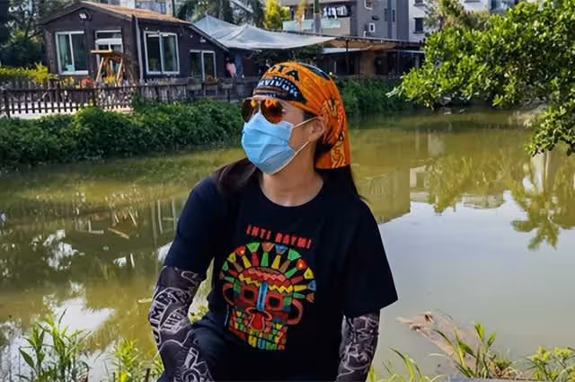 呂頌賢夫婦騎摩托到農村玩,樹下互相依偎太甜蜜,結婚14年不生娃