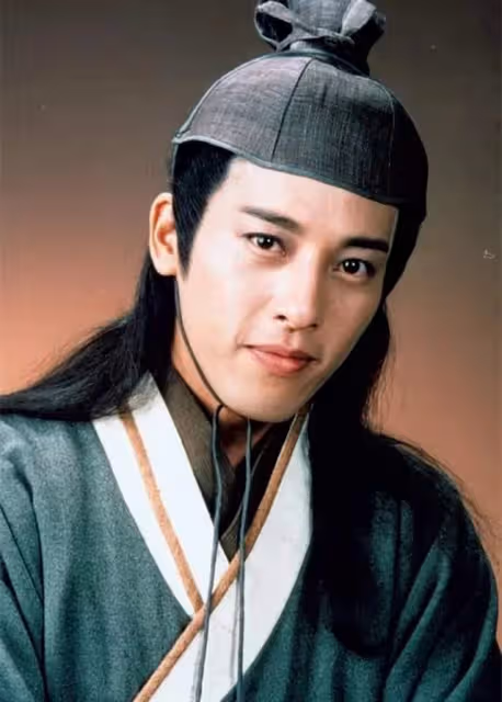 呂頌賢夫婦騎摩托到農村玩,樹下互相依偎太甜蜜,結婚14年不生娃