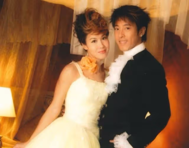 呂頌賢夫婦騎摩托到農村玩,樹下互相依偎太甜蜜,結婚14年不生娃