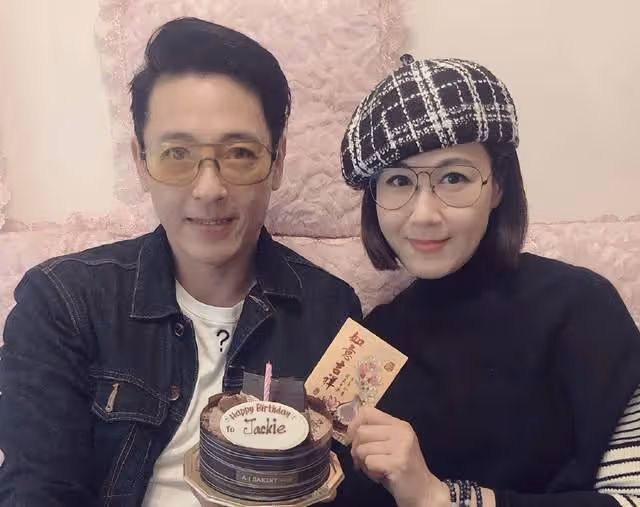 呂頌賢夫婦騎摩托到農村玩,樹下互相依偎太甜蜜,結婚14年不生娃
